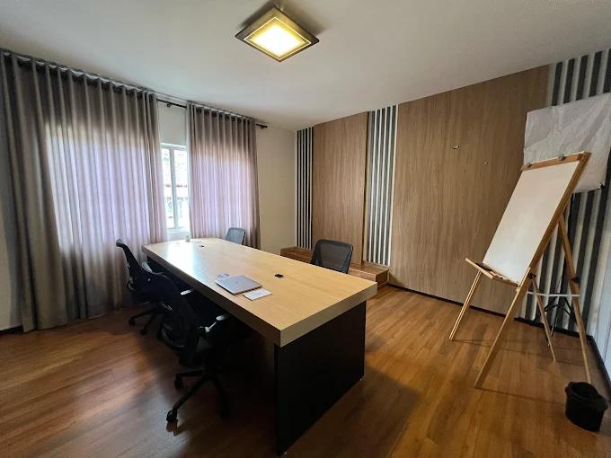 Sala de reunião com quadro branco